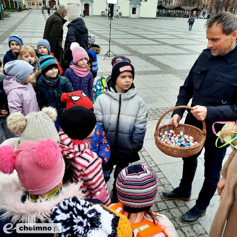 Tak było na wielkanocnej akcji dekorowania drzewka na Rynku