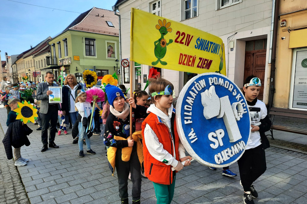 Przemarsz ulicami miasta z okazji Światowego Dnia Ziemi