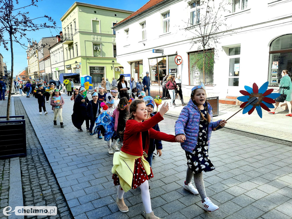 Przemarsz ulicami miasta z okazji Światowego Dnia Ziemi