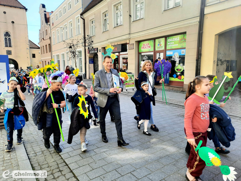 Przemarsz ulicami miasta z okazji Światowego Dnia Ziemi