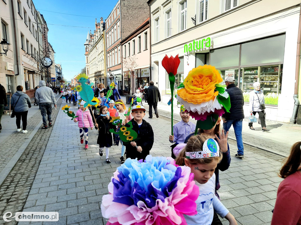 Przemarsz ulicami miasta z okazji Światowego Dnia Ziemi