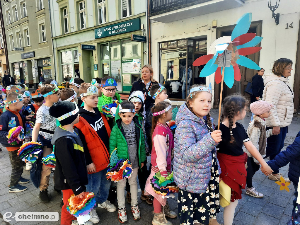 Przemarsz ulicami miasta z okazji Światowego Dnia Ziemi