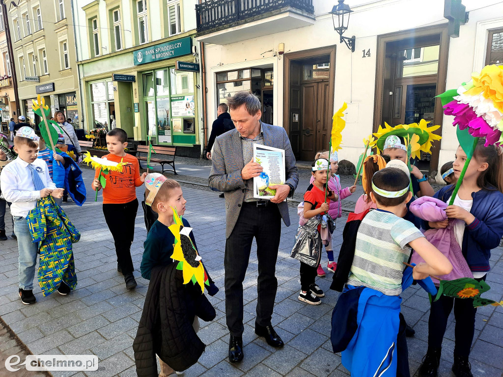 Przemarsz ulicami miasta z okazji Światowego Dnia Ziemi
