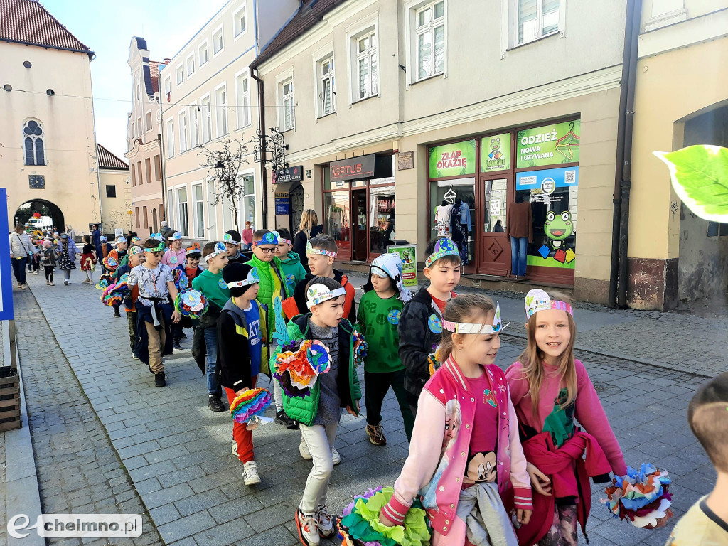 Przemarsz ulicami miasta z okazji Światowego Dnia Ziemi