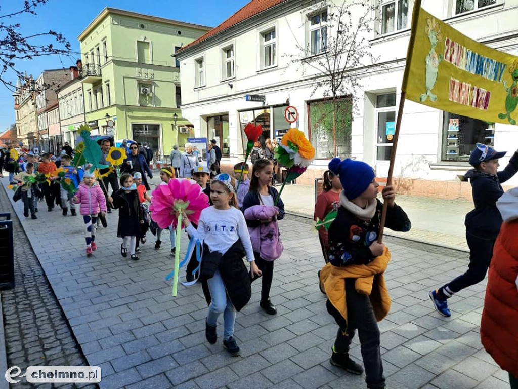 Przemarsz ulicami miasta z okazji Światowego Dnia Ziemi