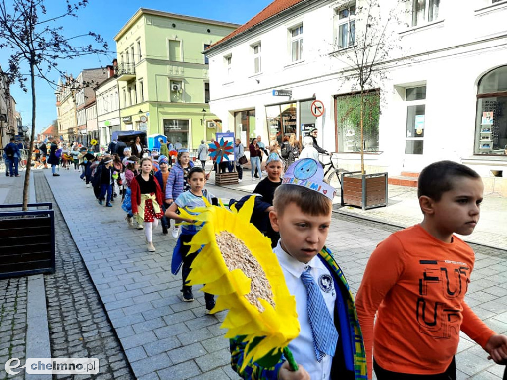 Przemarsz ulicami miasta z okazji Światowego Dnia Ziemi
