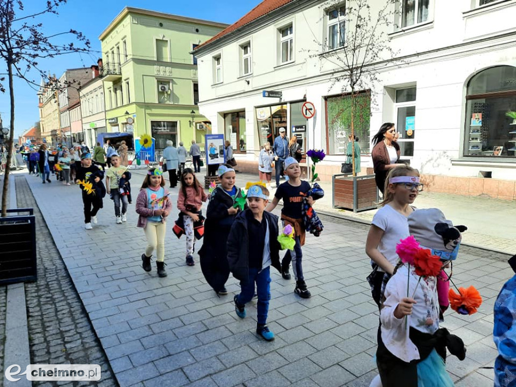 Przemarsz ulicami miasta z okazji Światowego Dnia Ziemi