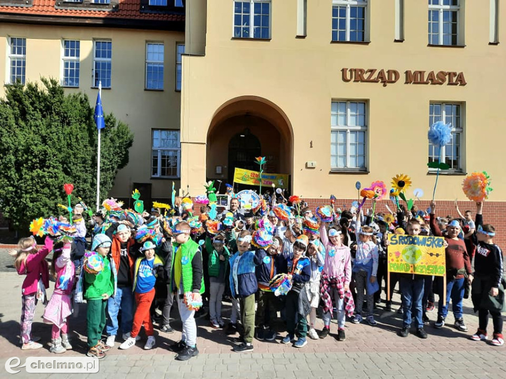Przemarsz ulicami miasta z okazji Światowego Dnia Ziemi