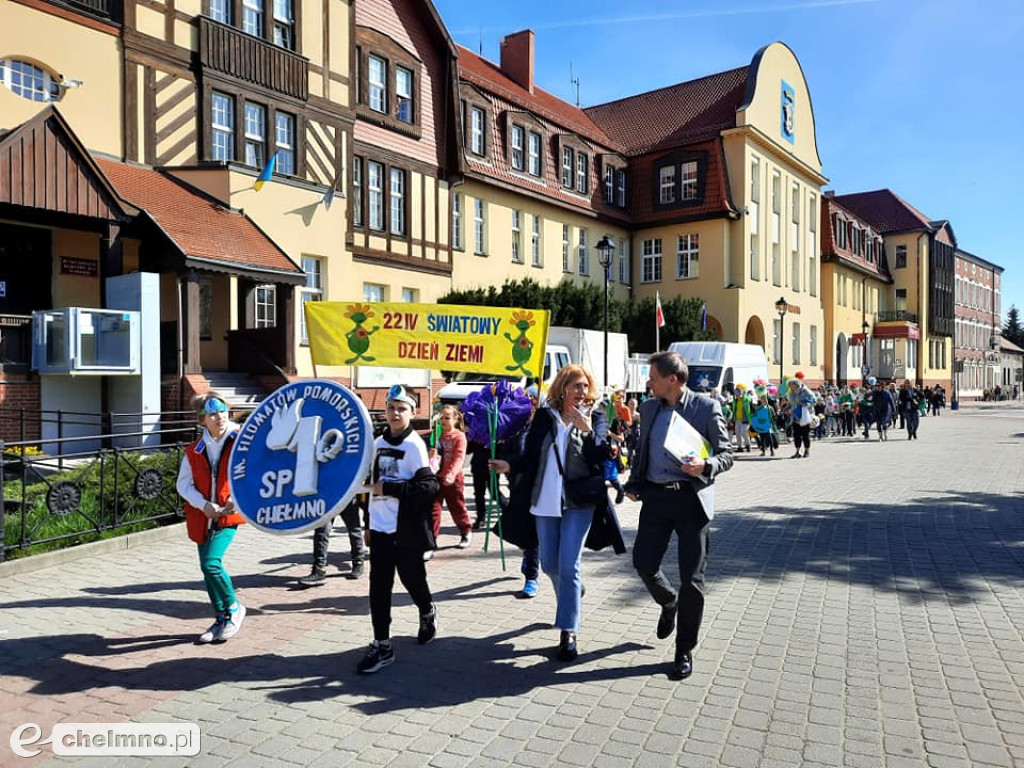 Przemarsz ulicami miasta z okazji Światowego Dnia Ziemi