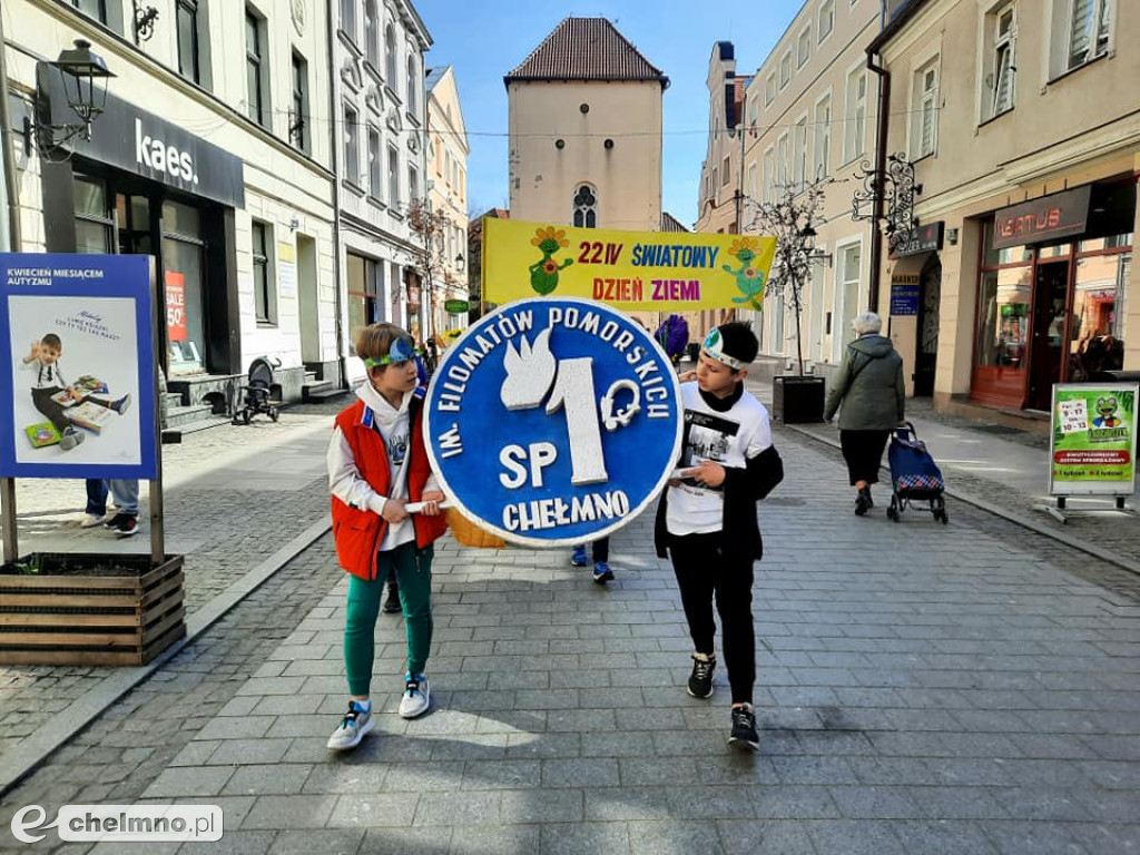 Przemarsz ulicami miasta z okazji Światowego Dnia Ziemi