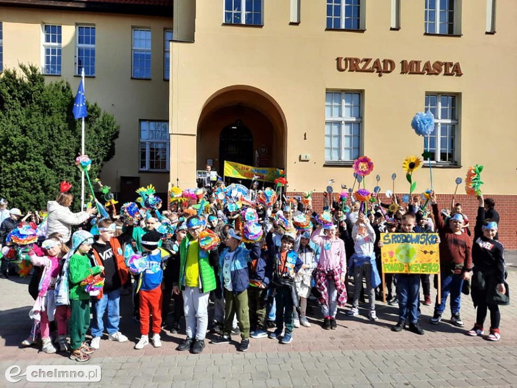 Przemarsz ulicami miasta z okazji Światowego Dnia Ziemi