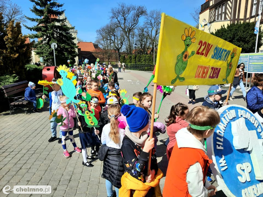 Przemarsz ulicami miasta z okazji Światowego Dnia Ziemi