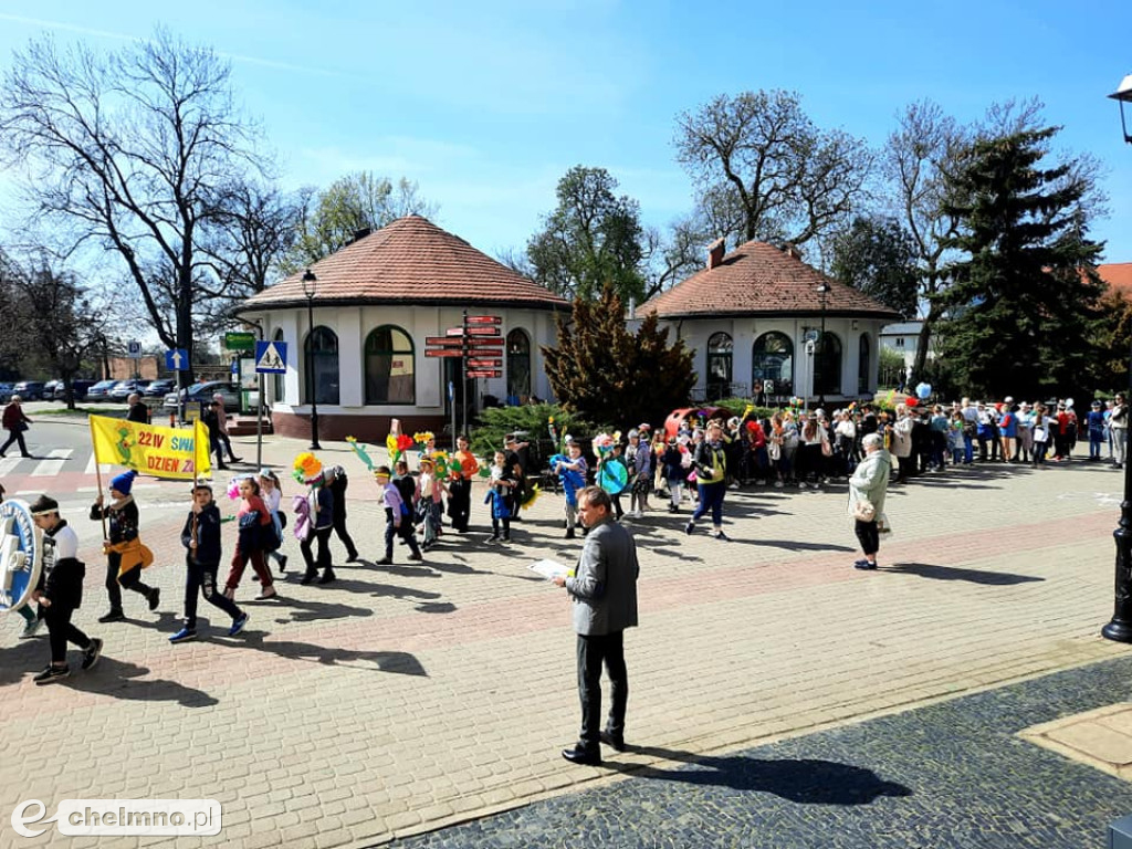 Przemarsz ulicami miasta z okazji Światowego Dnia Ziemi