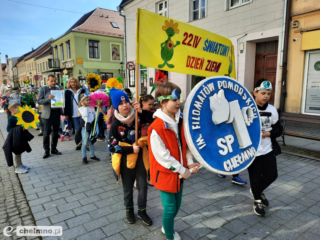 Przemarsz ulicami miasta z okazji Światowego Dnia Ziemi
