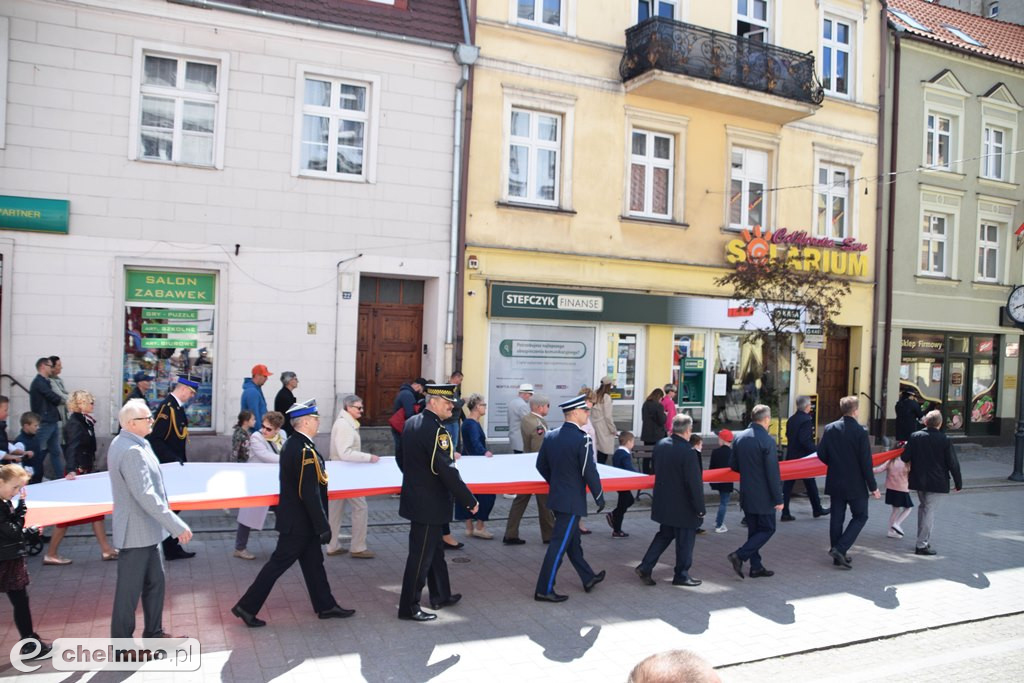 3-Majowy przemarsz z ogromną flagą ulicami Chełmna