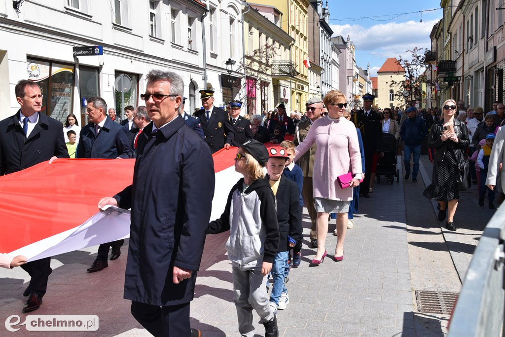 3-Majowy przemarsz z ogromną flagą ulicami Chełmna