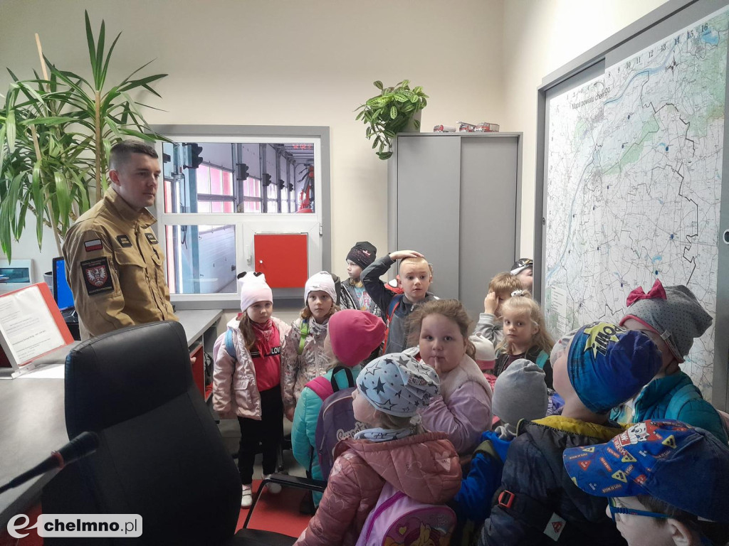 Przedszkolaki z wizytą u strażaków