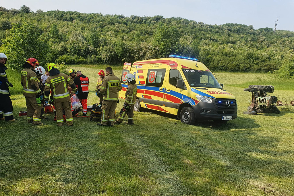 Przewrócił się ciągnik - rolnikowi pomogli strażacy