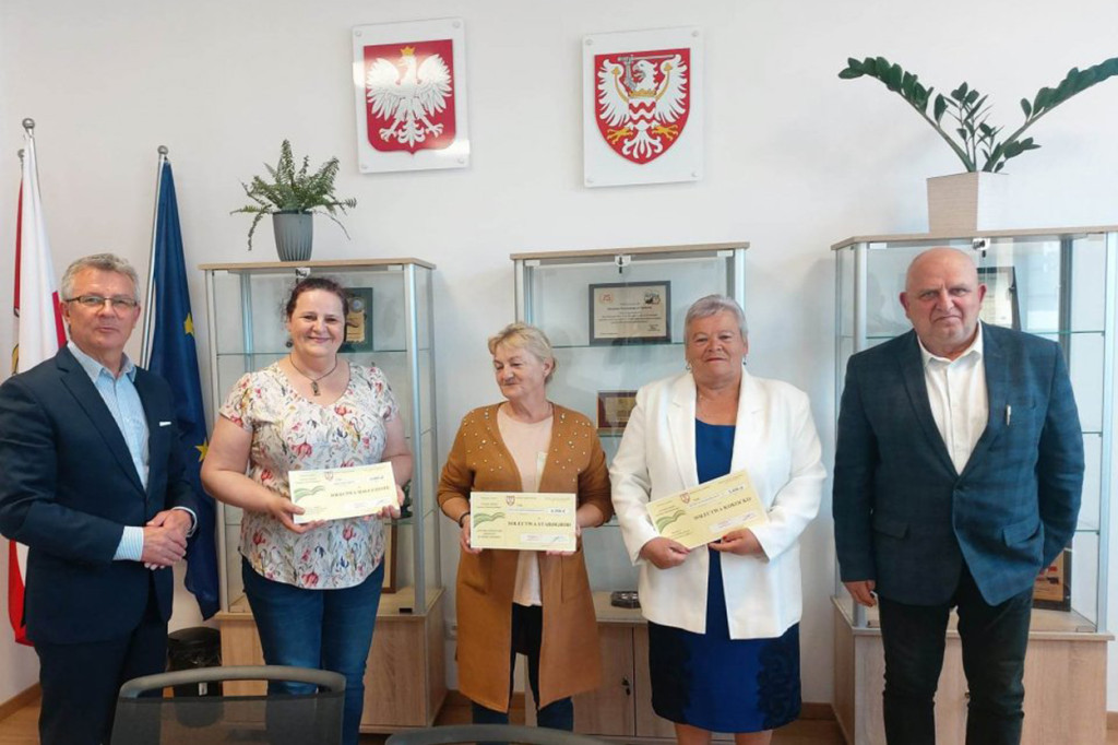 Podpisanie umów i wręczenie czeków laureatom...