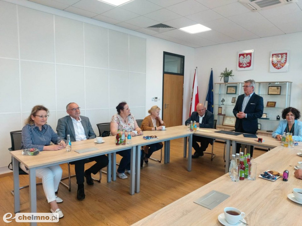 Podpisanie umów i wręczenie czeków laureatom...