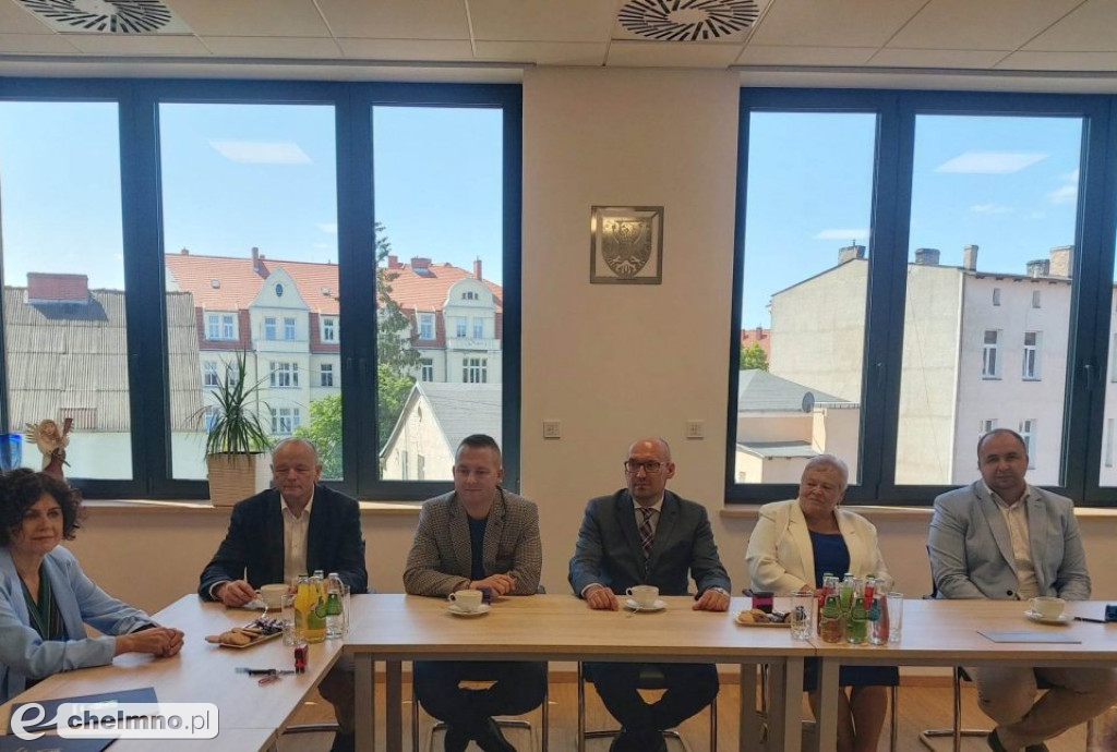 Podpisanie umów i wręczenie czeków laureatom...