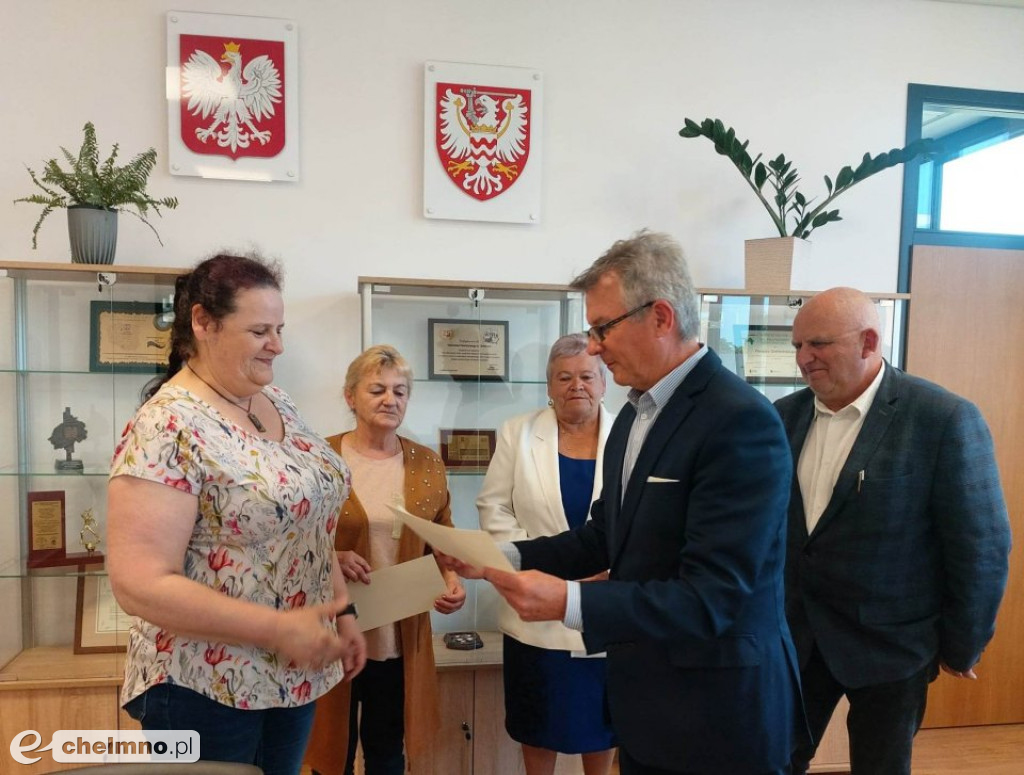 Podpisanie umów i wręczenie czeków laureatom...