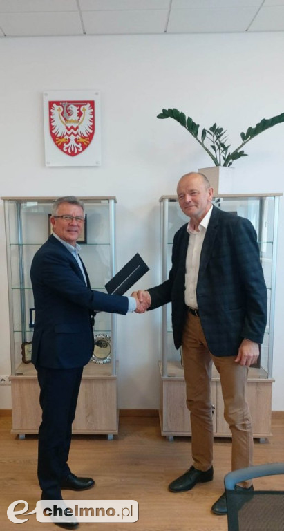 Podpisanie umów i wręczenie czeków laureatom...