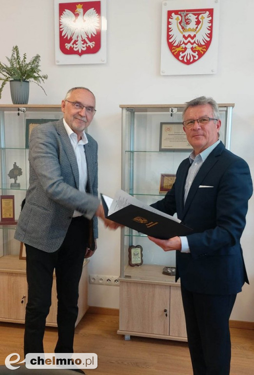 Podpisanie umów i wręczenie czeków laureatom...