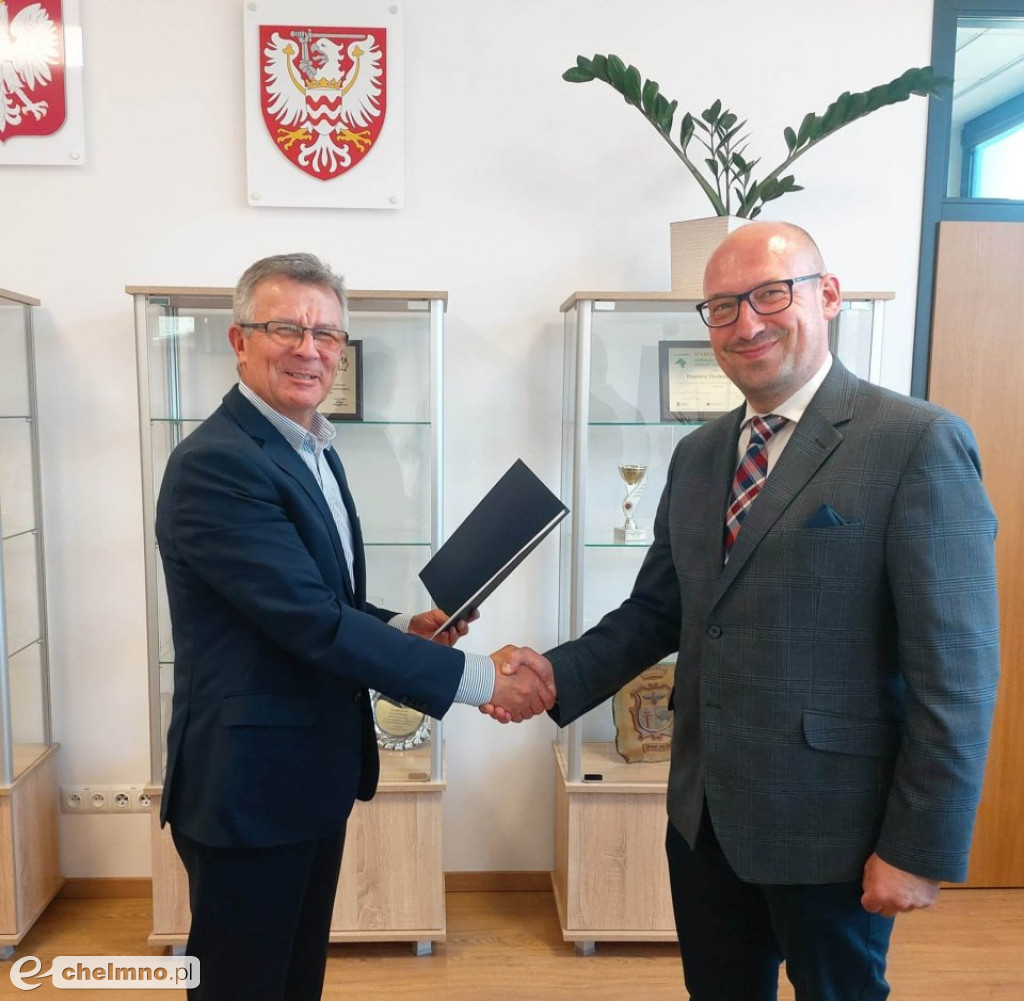 Podpisanie umów i wręczenie czeków laureatom...