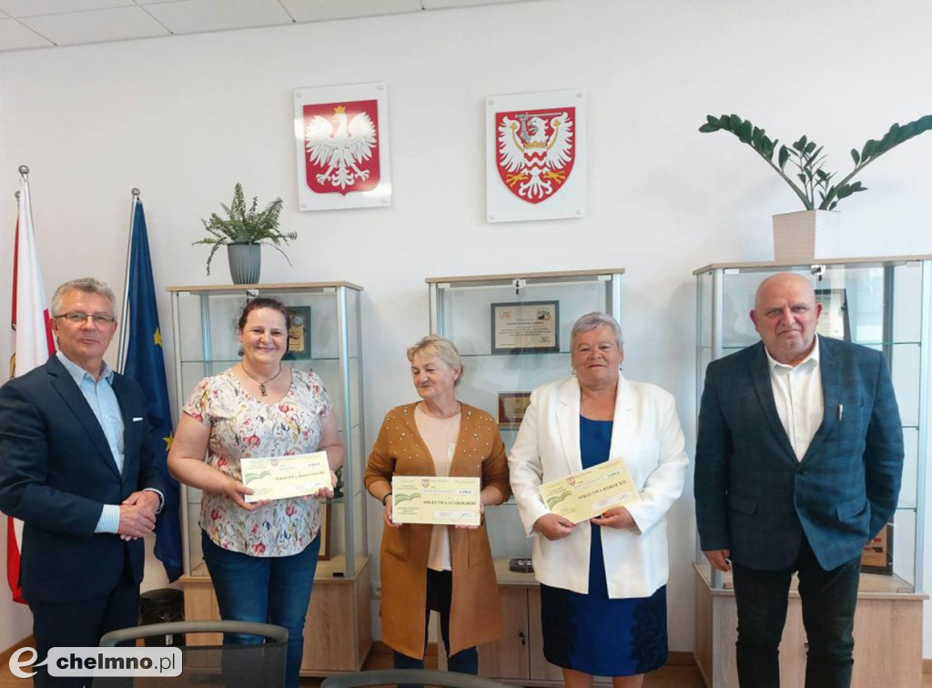 Podpisanie umów i wręczenie czeków laureatom...