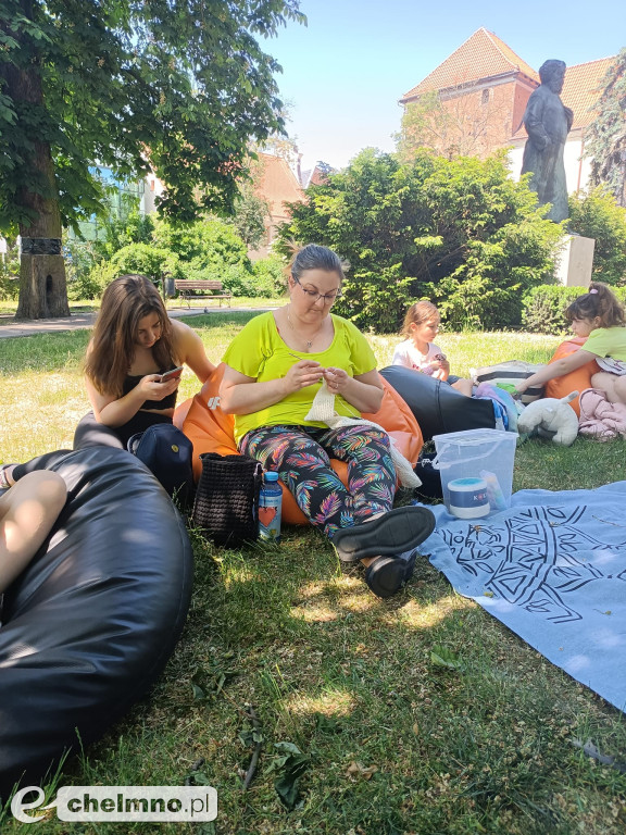 Tak sobie dziergały w miejscu publicznym