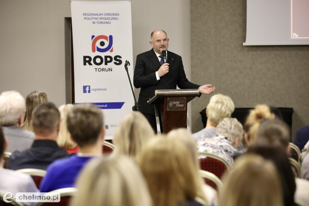 O pieczy zastępczej na konferencji