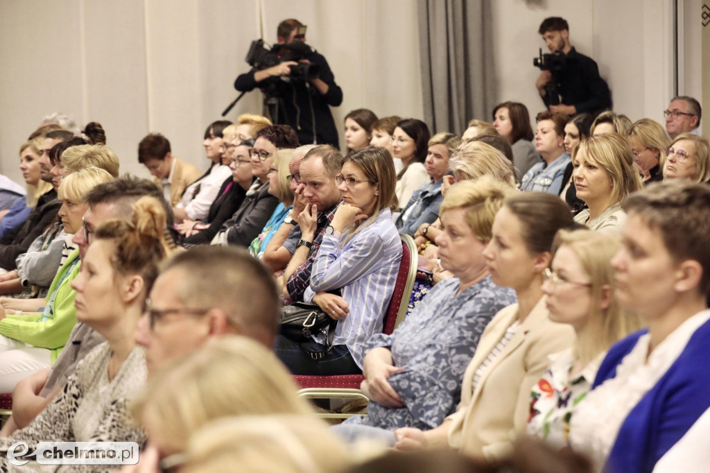 O pieczy zastępczej na konferencji