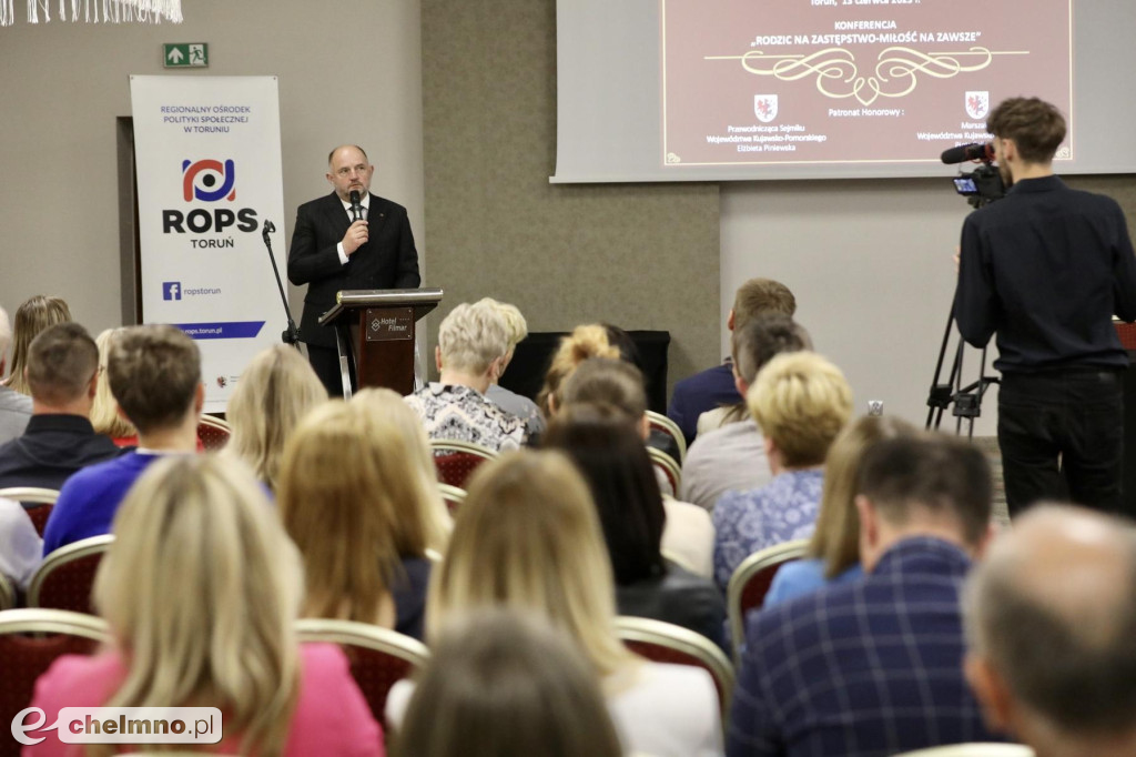 O pieczy zastępczej na konferencji
