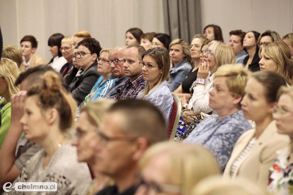 O pieczy zastępczej na konferencji