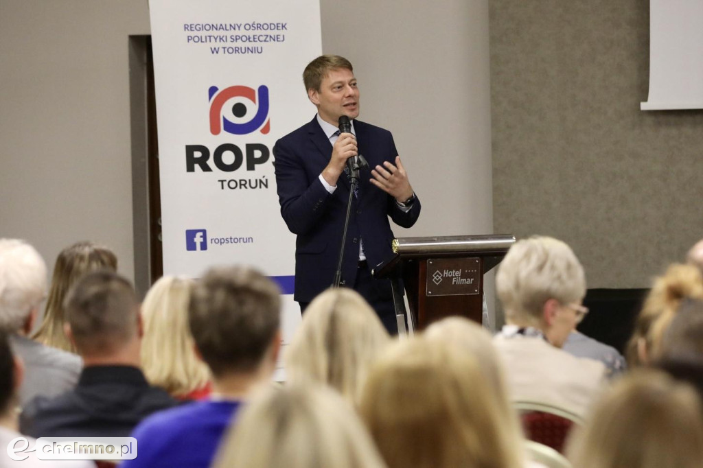 O pieczy zastępczej na konferencji