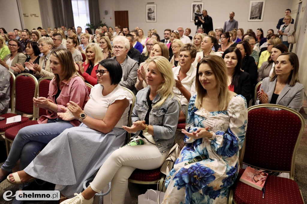 O pieczy zastępczej na konferencji