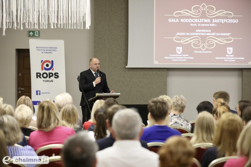 O pieczy zastępczej na konferencji
