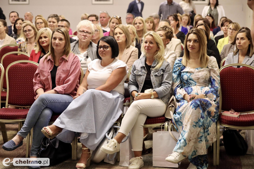 O pieczy zastępczej na konferencji