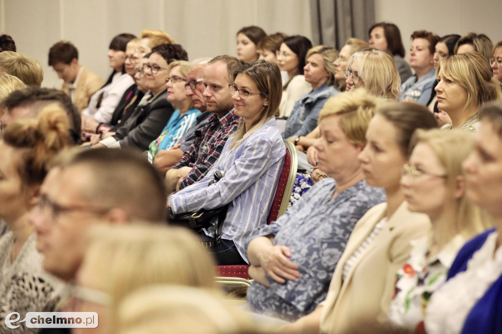 O pieczy zastępczej na konferencji