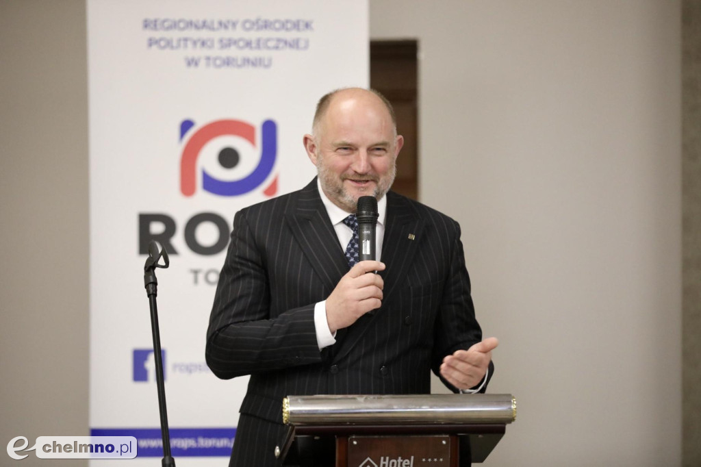 O pieczy zastępczej na konferencji