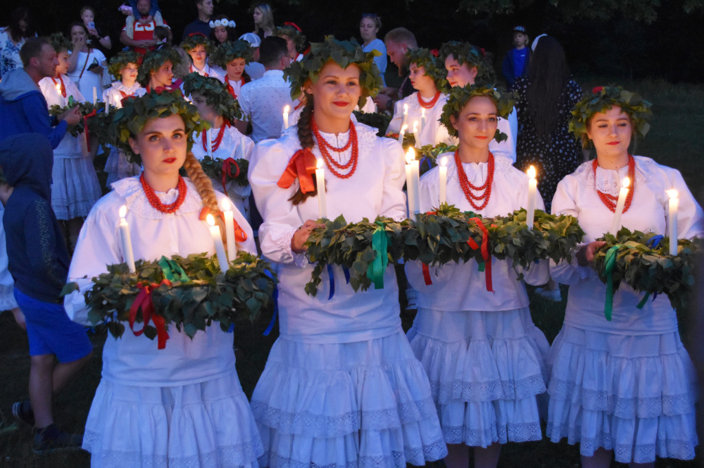 Symboliczne obrzędy Nocy Świętojańskiej w wykonaniu ZPiT 