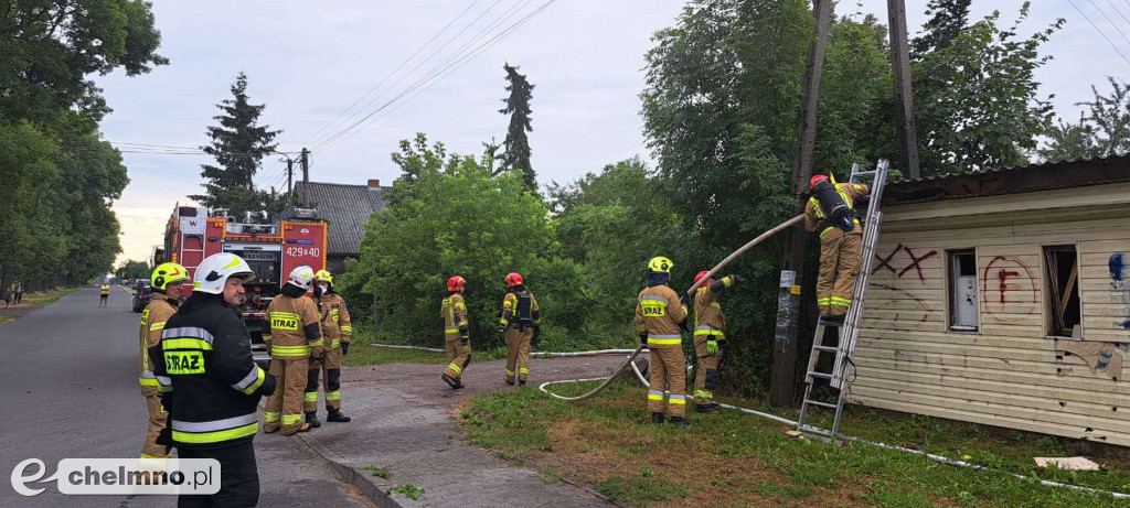 Pożar pustostanu w Falęcinie i kolizja dwóch pojazdów
