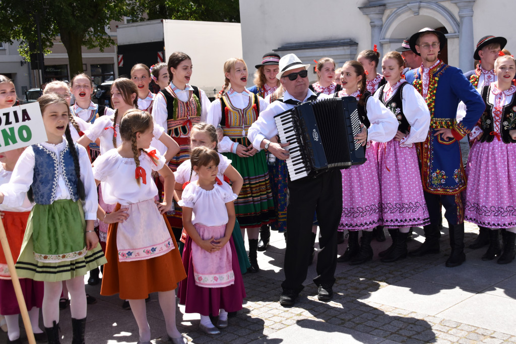 Piękne występy zespołów folklorystycznych na Rynku w Chełmnie