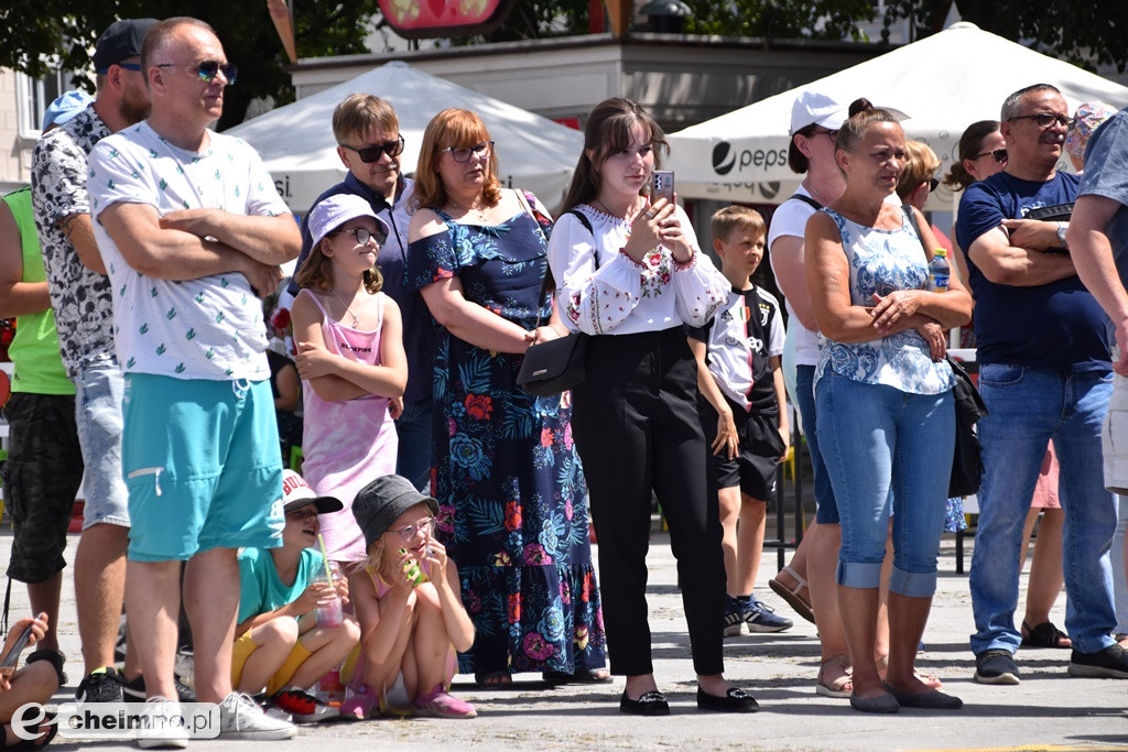 Piękne występy zespołów folklorystycznych na Rynku w Chełmnie
