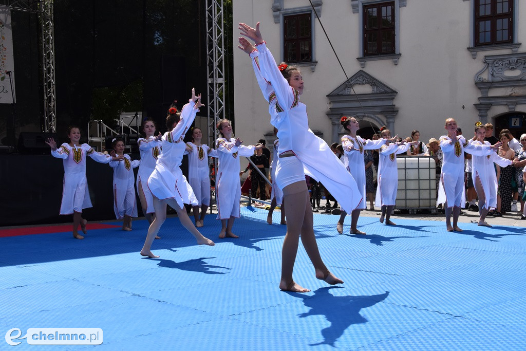Piękne występy zespołów folklorystycznych na Rynku w Chełmnie