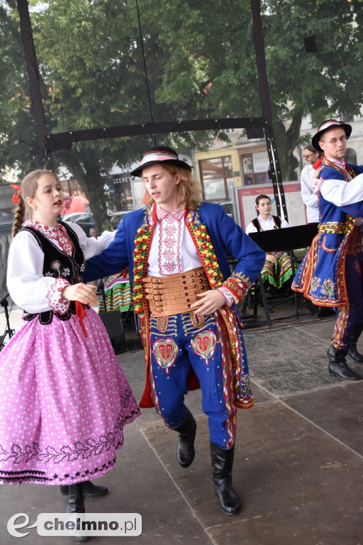 Piękne występy zespołów folklorystycznych na Rynku w Chełmnie