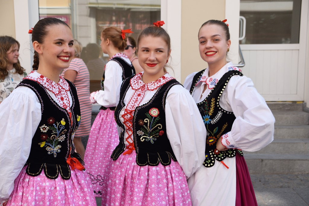 Radosne występy zespołów na Festiwalu Folkloru 