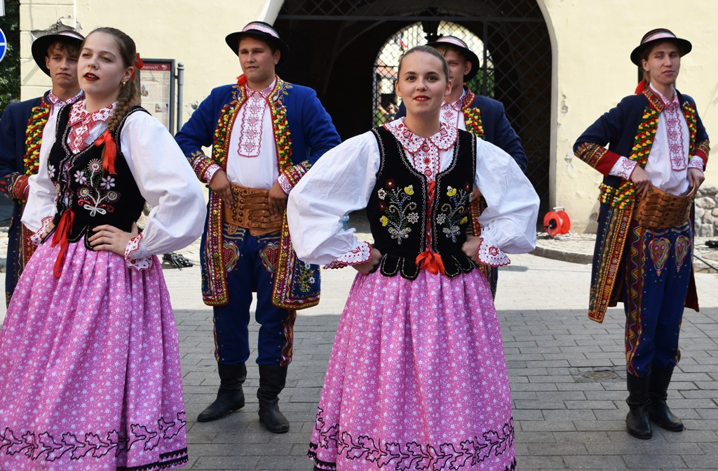 Radosne występy zespołów na Festiwalu Folkloru 