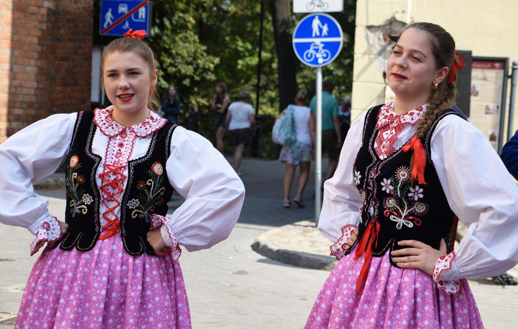 Radosne występy zespołów na Festiwalu Folkloru 